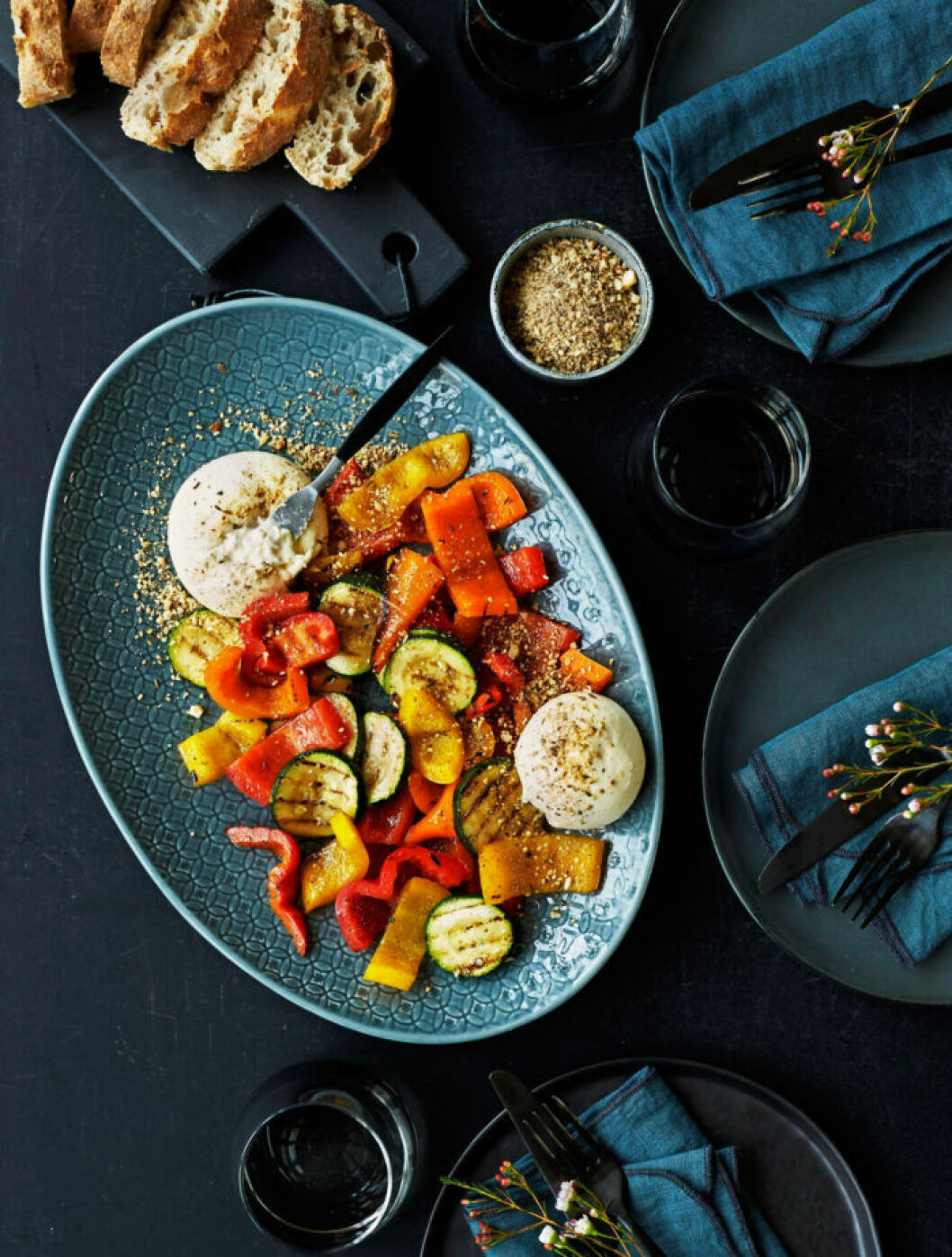 Burrata med grillade grönsaker och dukkah. Recept på burrata med grillade grönsaker och dukkah
