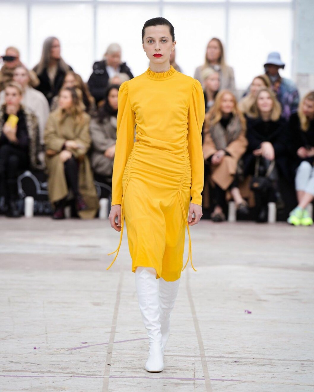 Solgul klänning från By Malene Birger AW20.