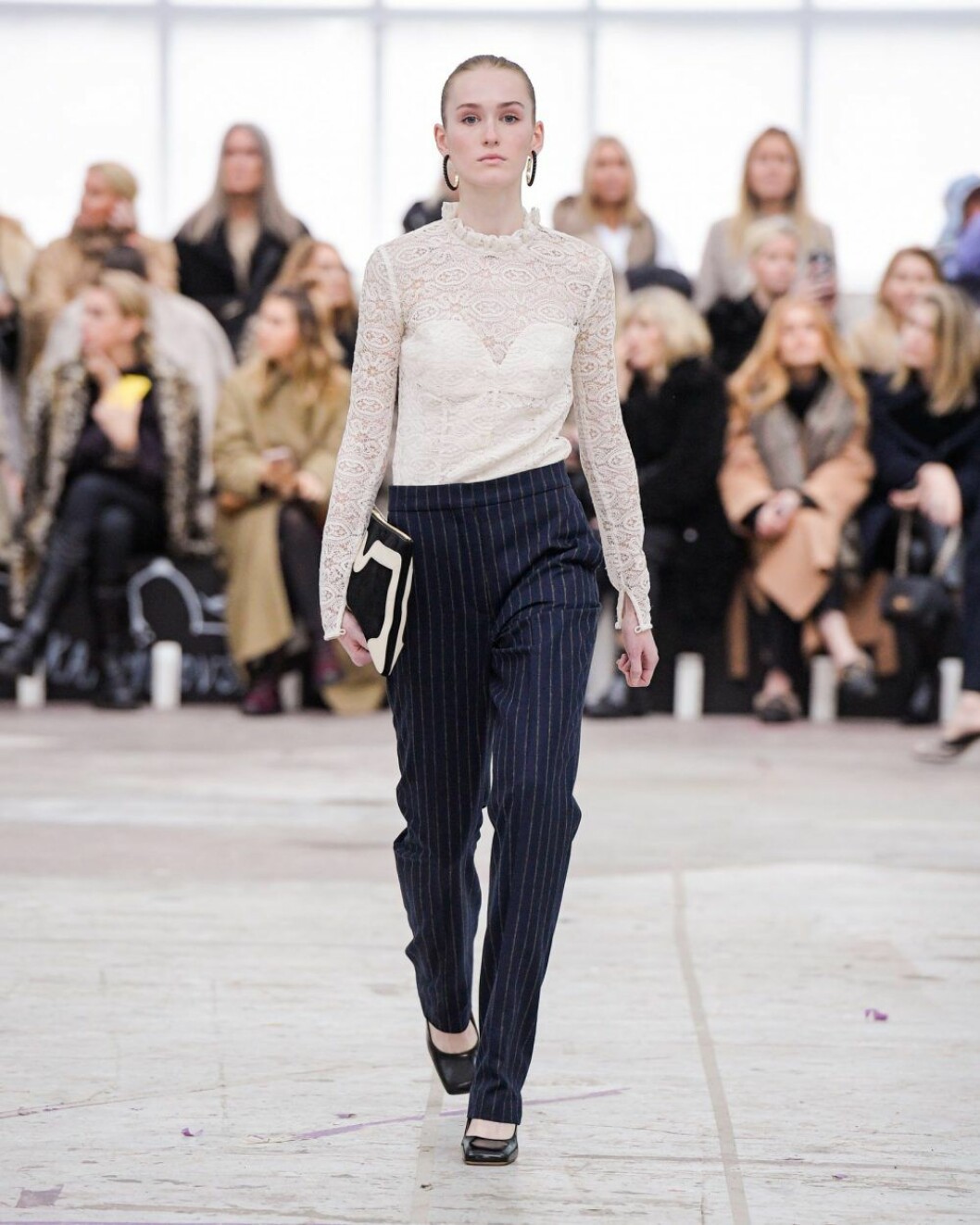 Marinblå kostymbyxa med vit transparent topp från By Malene Birger AW20.