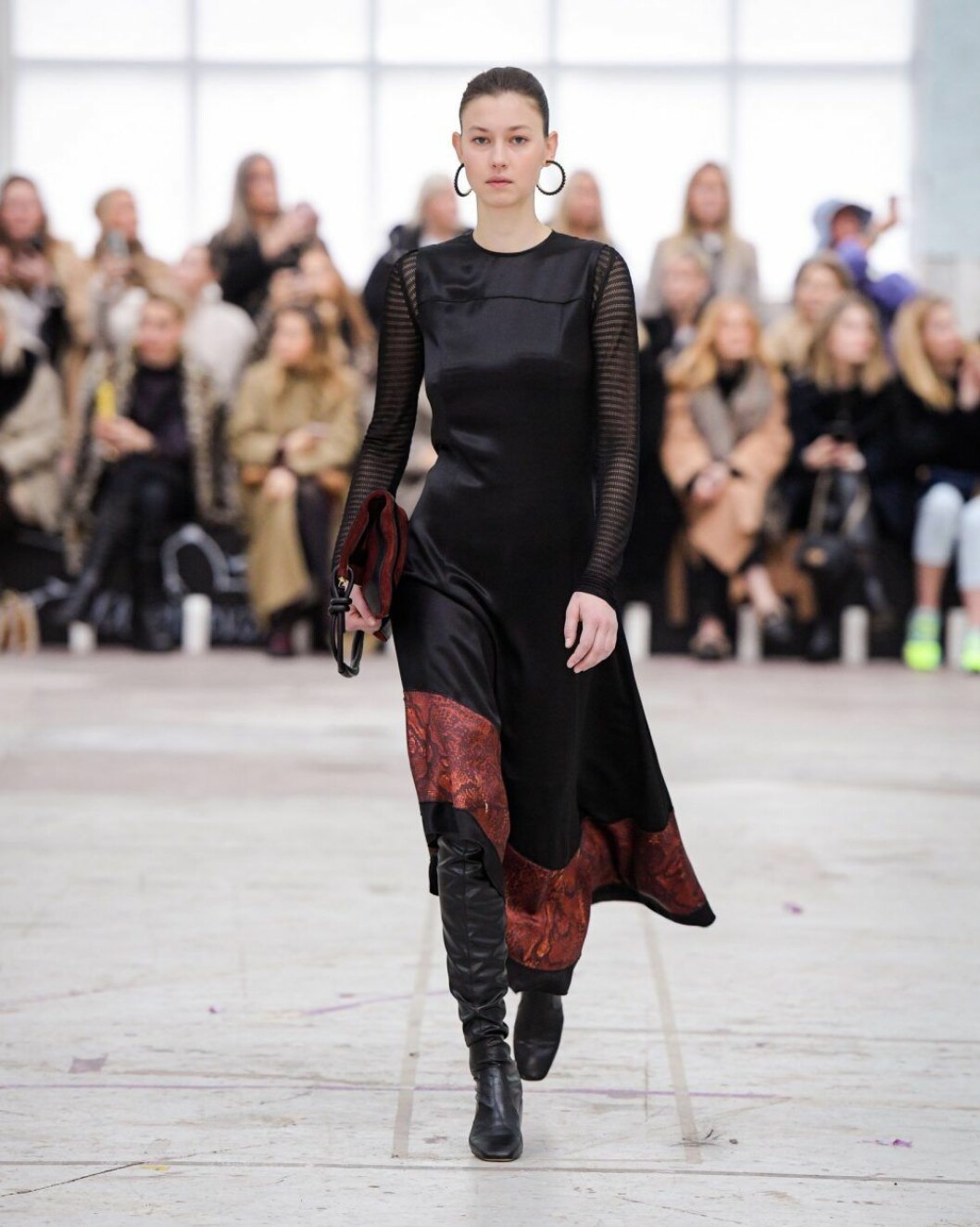Svart look med inslag av koppardetaljer rån By Malene Birger AW20.