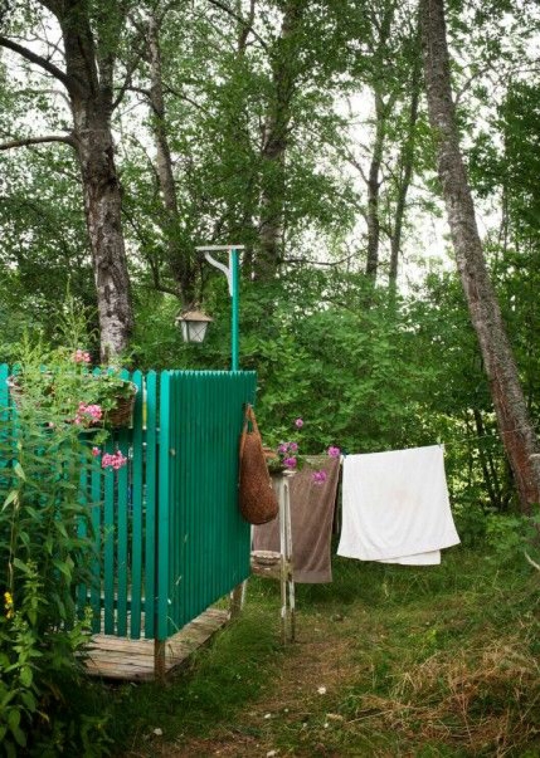 Uteduschen byggde Rolf på en helg. Varmvattenberedaren står i ett skjul bredvid. Uteduschen byggde Rolf på en helg. Varmvattenberedaren står i ett skjul bredvid.