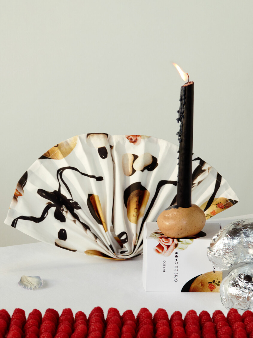 <span class=" bold" data-lab-bold_desktop="bold">Tips! </span>Tänk lite clutter core-esque och skapa ett avslappnat stilleben genom fler unika (gärna missmatchade) detaljer. Foto: Byredo. Inredning enligt stjärntecken, väduren ljus