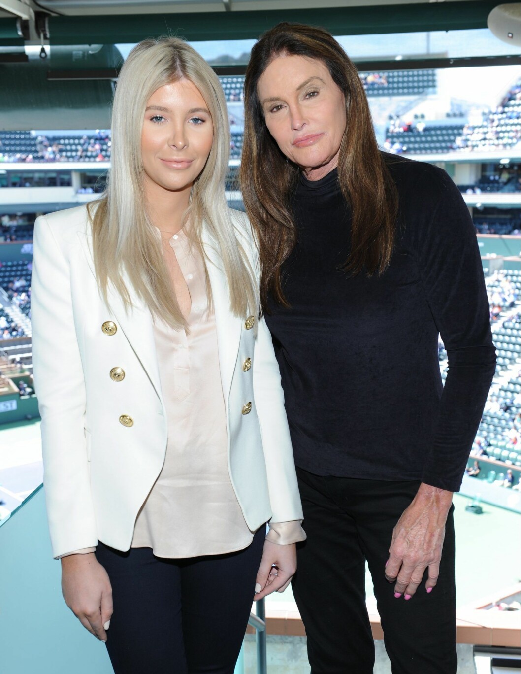 Caitlyn Jenner och Sophia Hutchins står bredvid varandra och tittar in i kameran.