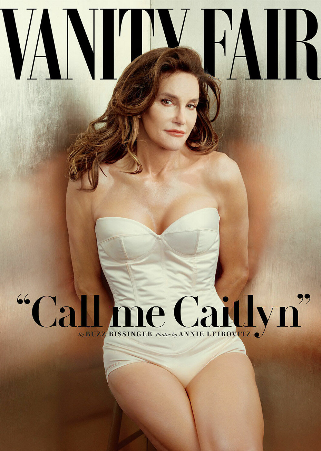 Caitlyn Jenner stå i en vit body med händerna bakom ryggen