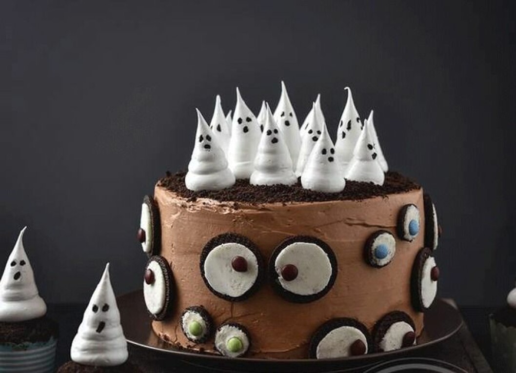 Spökmaränger och läskiga ögon. Via <a href="http://www.amusesbouche.fr/2015/10/gateau-fantome.html?utm_source=flux&utm_medium=flux-rss&utm_campaign=food-drink">Amusesbouche</a> Spökmaränger och läskiga ögon.