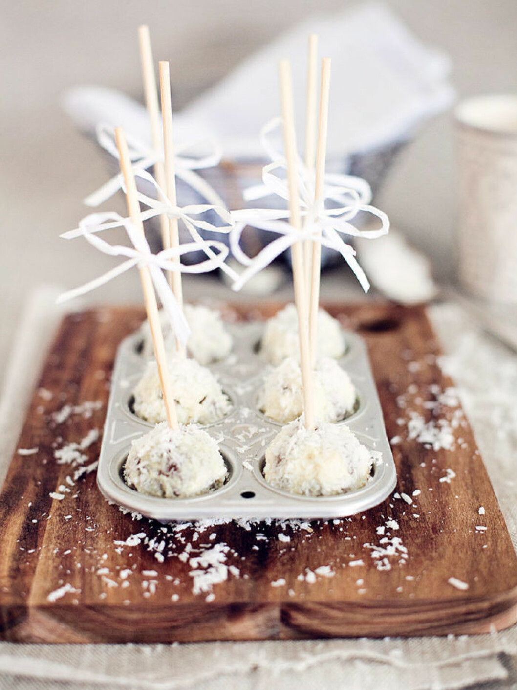 Cake pops på mjuk pepparkaka med vit choklad och kokos. Cake pops på mjuk pepparkaka med vit choklad och kokos.