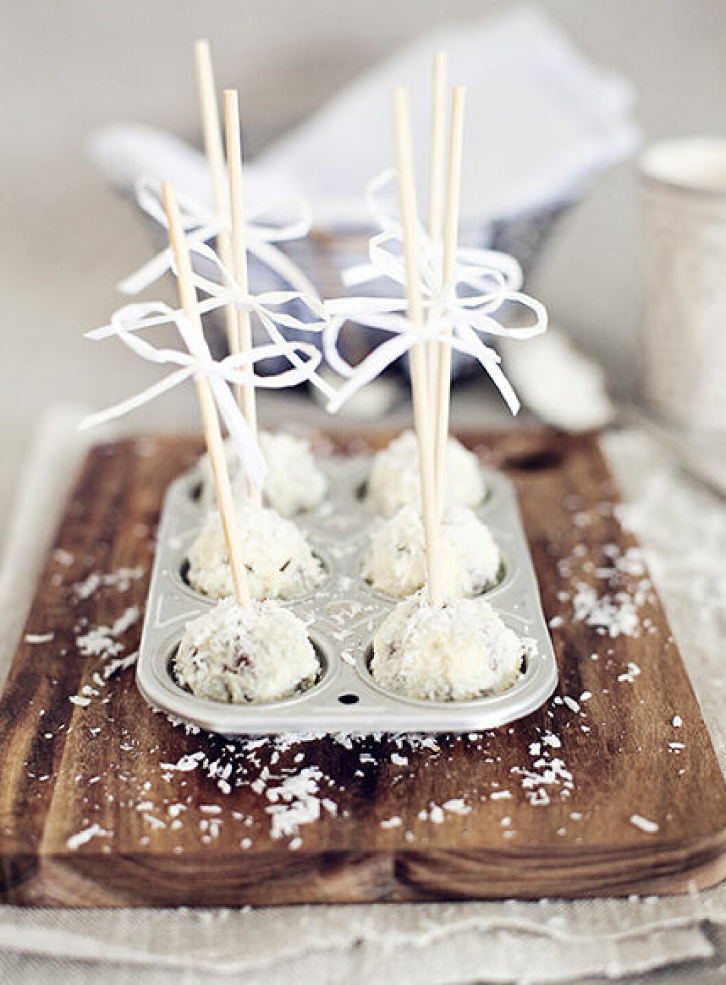 Cakepops på mjuk pepparkaka med vit choklad. Cakepops på mjuk pepparkaka med vit choklad.