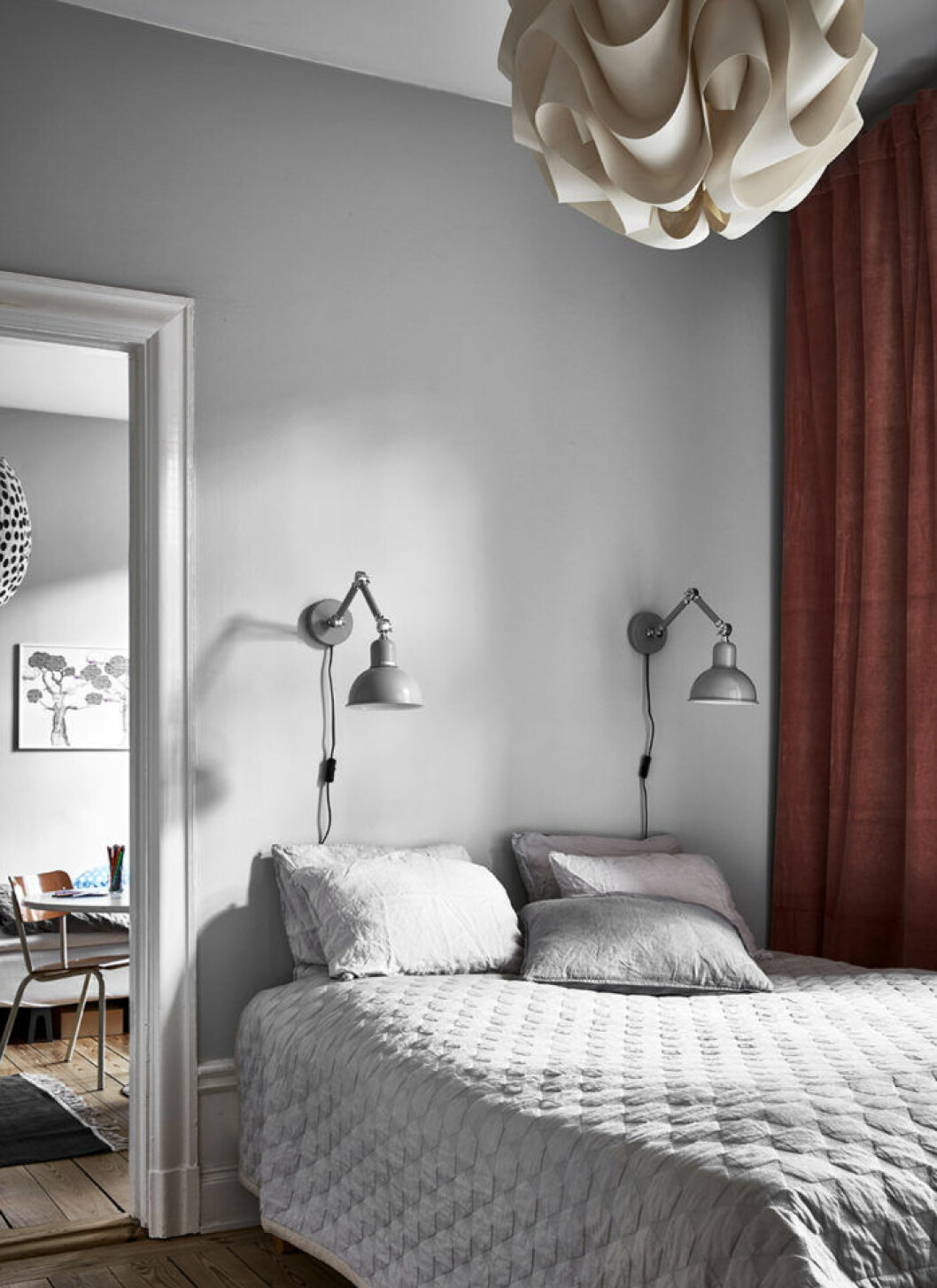 Av: Charlotte Frey Svidén Foto: Jonas Gustavsson Syns i: <a href="https://www.elle.se/decoration/stilsaker-sekelskiftestrea-med-ett-ljuvligt-kok/">Stilsäker sekelskiftestrea med ett ljuvligt grönt kök</a>. Ljusgrå sänglampor