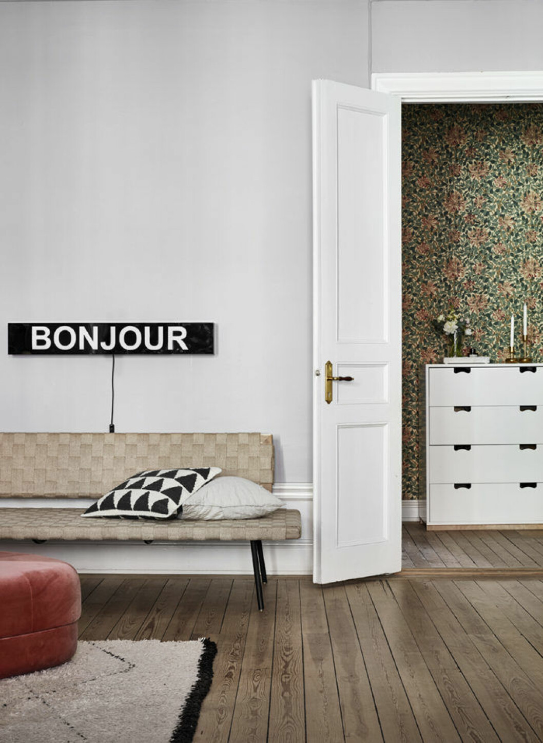 Styling: <a href="http://honeysuckle.se/charlotte.html" target="_blank" rel="noopener">Charlotte Frey Svidén</a> foto: Jonas Gustavsson Syns i: <a href="https://www.elle.se/decoration/stilsaker-sekelskiftestrea-med-ett-ljuvligt-kok/">Stilsäker sekelskiftestrea med ett ljuvligt grönt kök</a>. Låt tapeten vara enkel och inte så iögonfallande