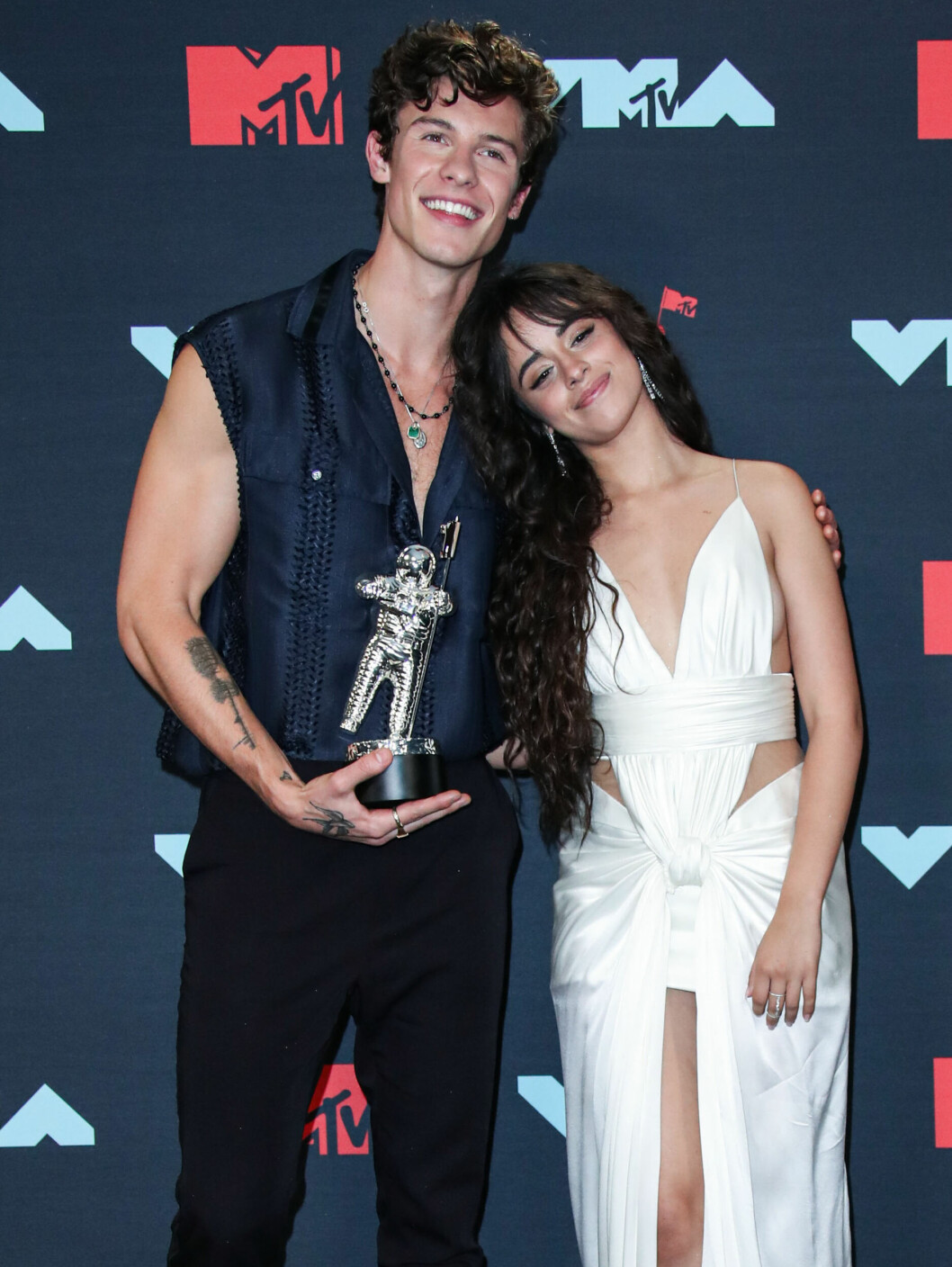 Shawn Mendes och Camila Cabello bekräftade sin relation på MTV-galan 2019. Shawn Mendes och Camila Cabello bekräftade sin relation på MTV-galan 2019.