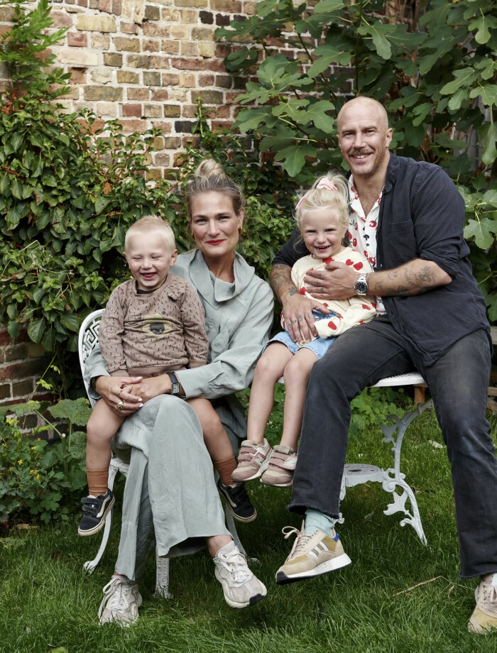 Hela familjen samlad i trädgården. Arne, Camilla, Mini och Karl utanför huset på Råå. Camilla Johannson Karl Aulin och barnen Mini och Arne hemma i Råå