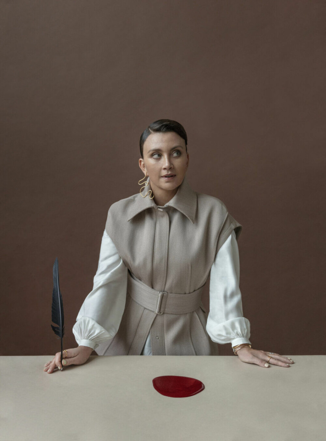Väst, Victoria Beckham/Nathalie Schuterman. Skjorta, Rodebjer. Örhänge, armband och ring med kulor, allt Sophie by Sophie/NK Access. Spikarmband och spikring, båda Cartier. Camilla Läckberg i beige väst från Victoria Beckham och vit skjorta från Rodebjer