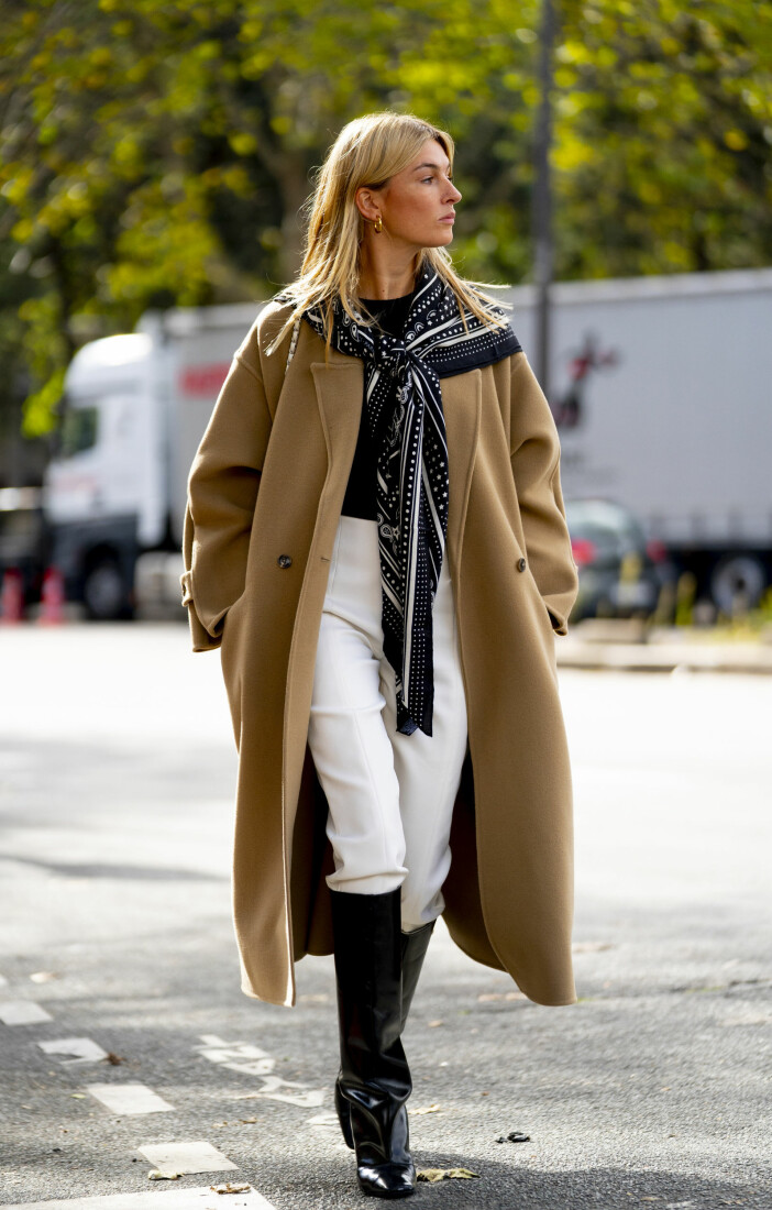 Camille Charriere i en perfekt höstkombination där neutrala nyanser möts i en . Se mer och klicka hem jackan här.