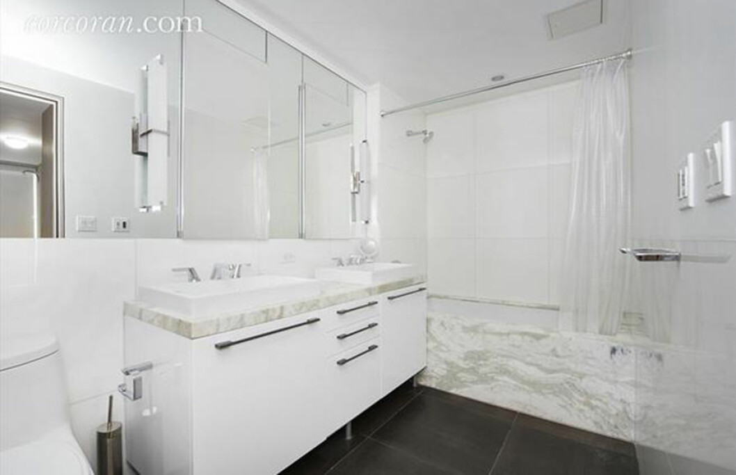 Badrum i marmor och vitt. Foto:<a href="http://www.corcoran.com/nyc/Listings/Display/3838545" target="_blank" rel="noopener"> Corocran group</a> candice3