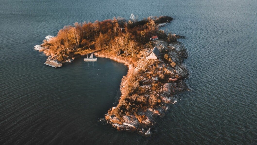 Kustpärlan St Anna Skärgård ger besökarna en lugn stund vid Östersjön. Naturfoto över Capella, St Anna Skärgård