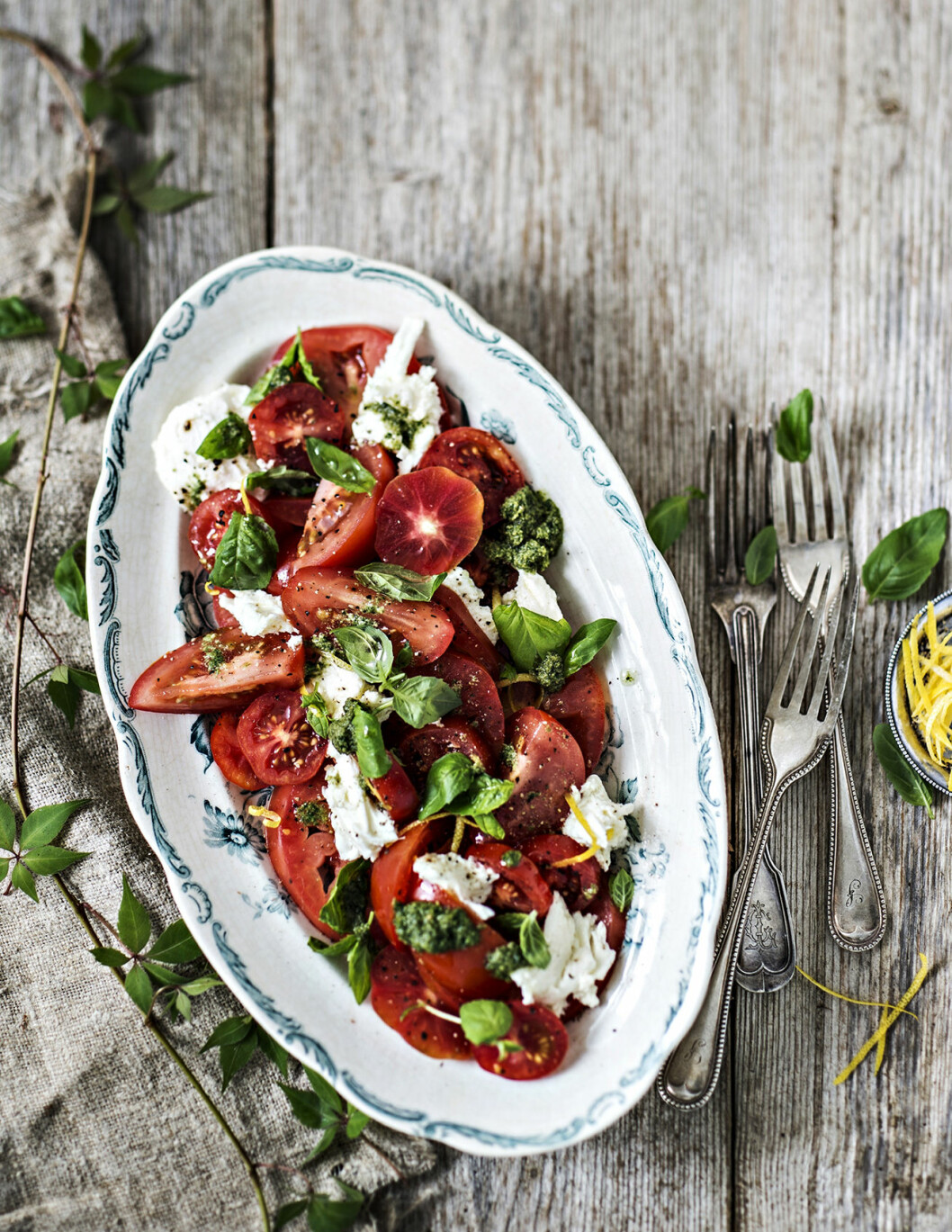 Solmogna tomater i en härlig capresesallad. Recept capresesallad.