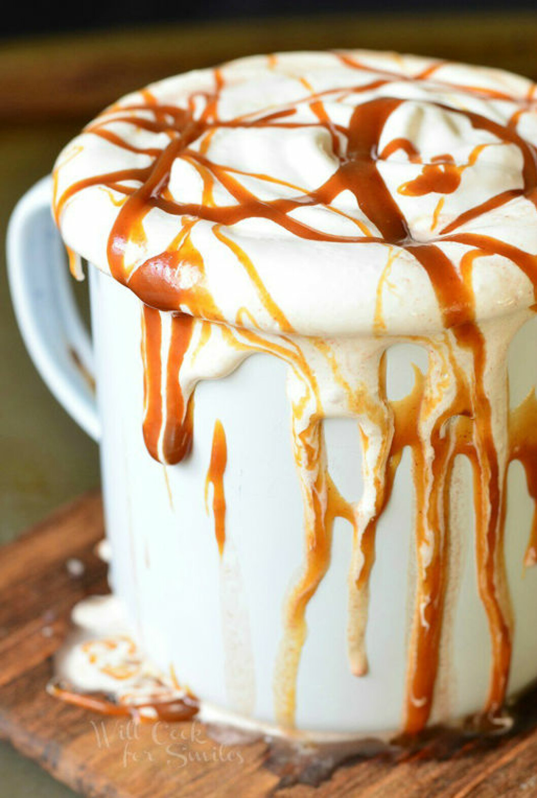 Varm choklad, toppad med kolasås och marshmallow-fluff. <a href="http://www.willcookforsmiles.com/2015/12/caramel-marshmallow-hot-chocolate.html">Via willcookforsmiles.com</a> Varm choklad, toppad med kolasås och marshmallow-fluff