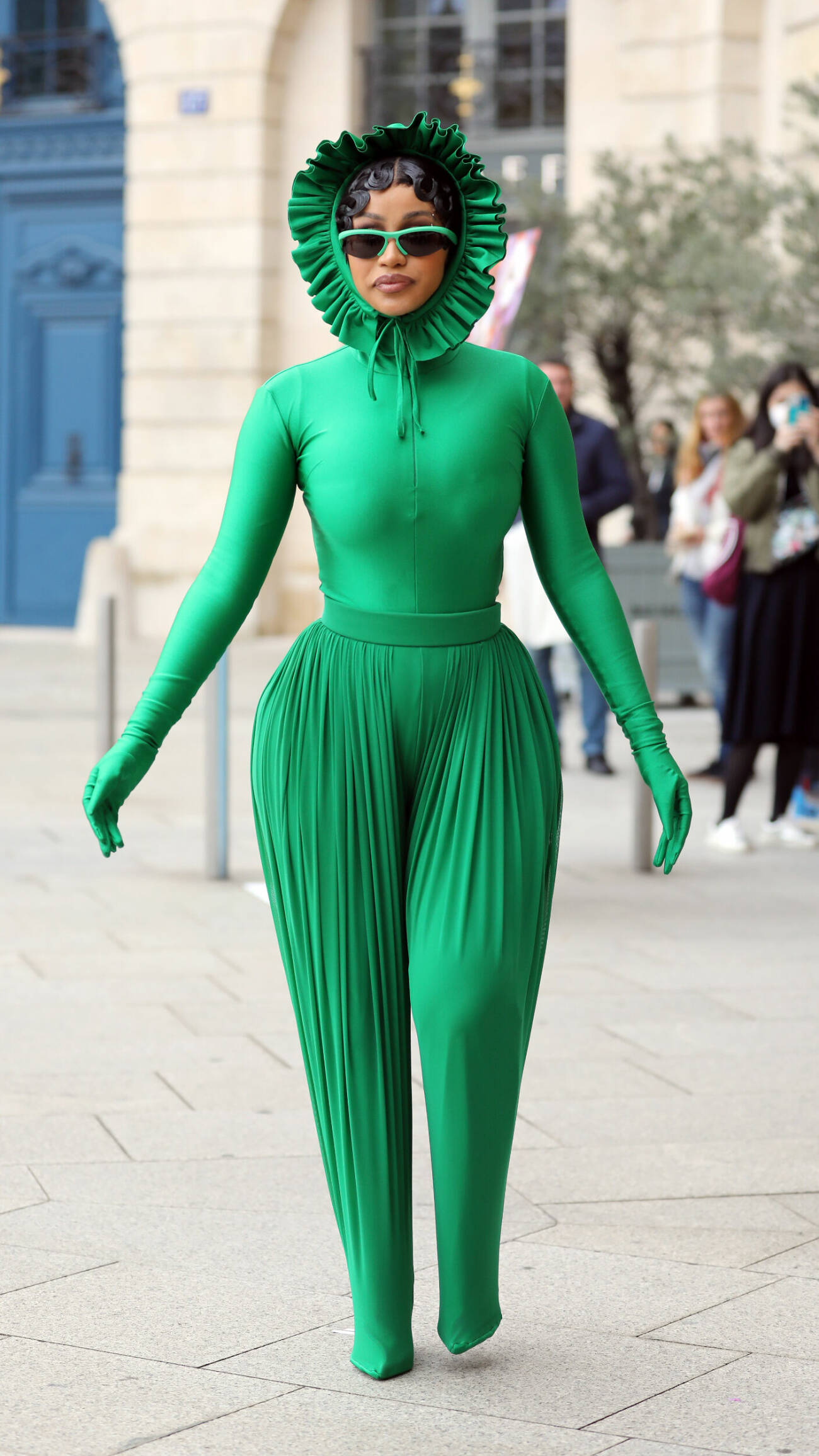 Cardi B i grön sparkdräkt under Paris Fashion Week