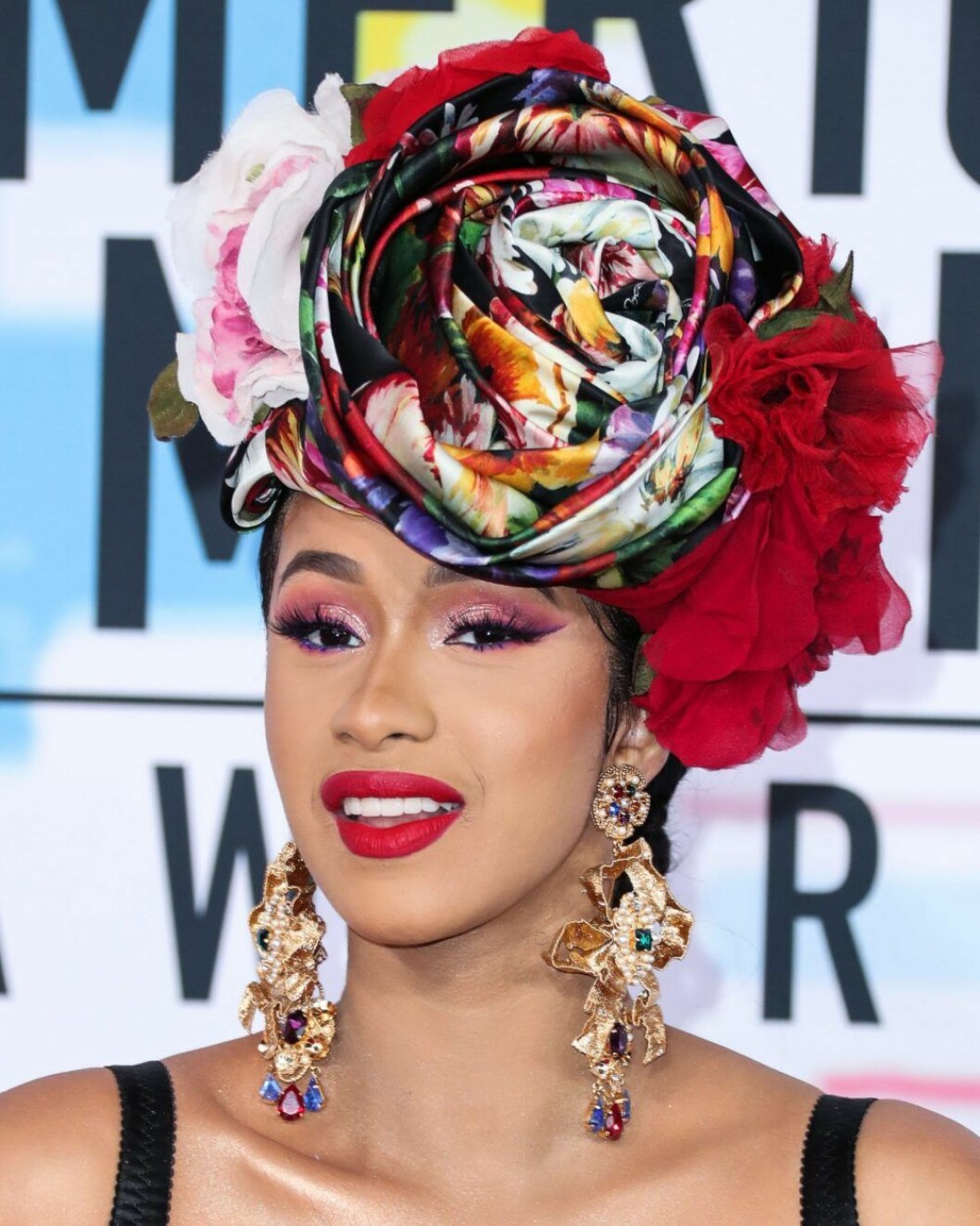 Cardi B i stor huvudbonad