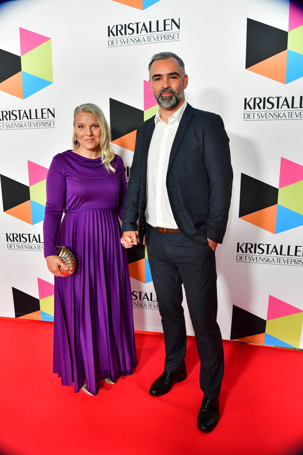 SVT-journalisten Carina Bergfeldt har hyllats - och kritiserats - sedan hon samlat in 1 miljon kronor till offren i Afghanistan. Här på röda mattan med maken Jesper Zølck.