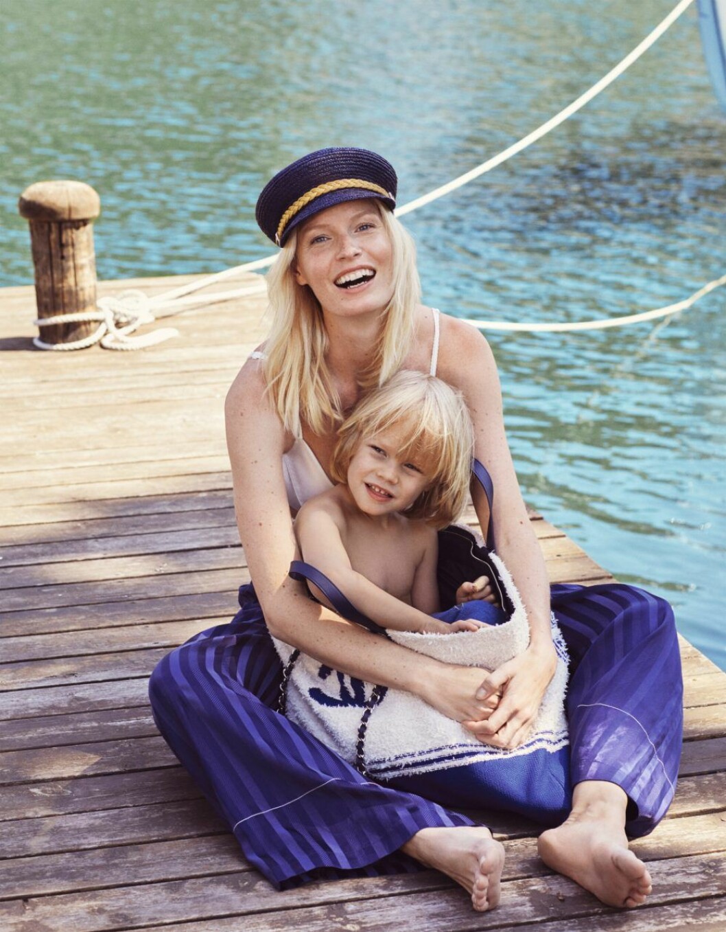 Bikini, 300 kr, Intimissimi. Hatt, 1 681 kr, Marzi. Sidenbyxor, 2 000 kr, Soallure. Strandväska, Chanel. Caroline Winberg i exklusiv intervju i ELLE, Caroline på bryggan med sin son Casper