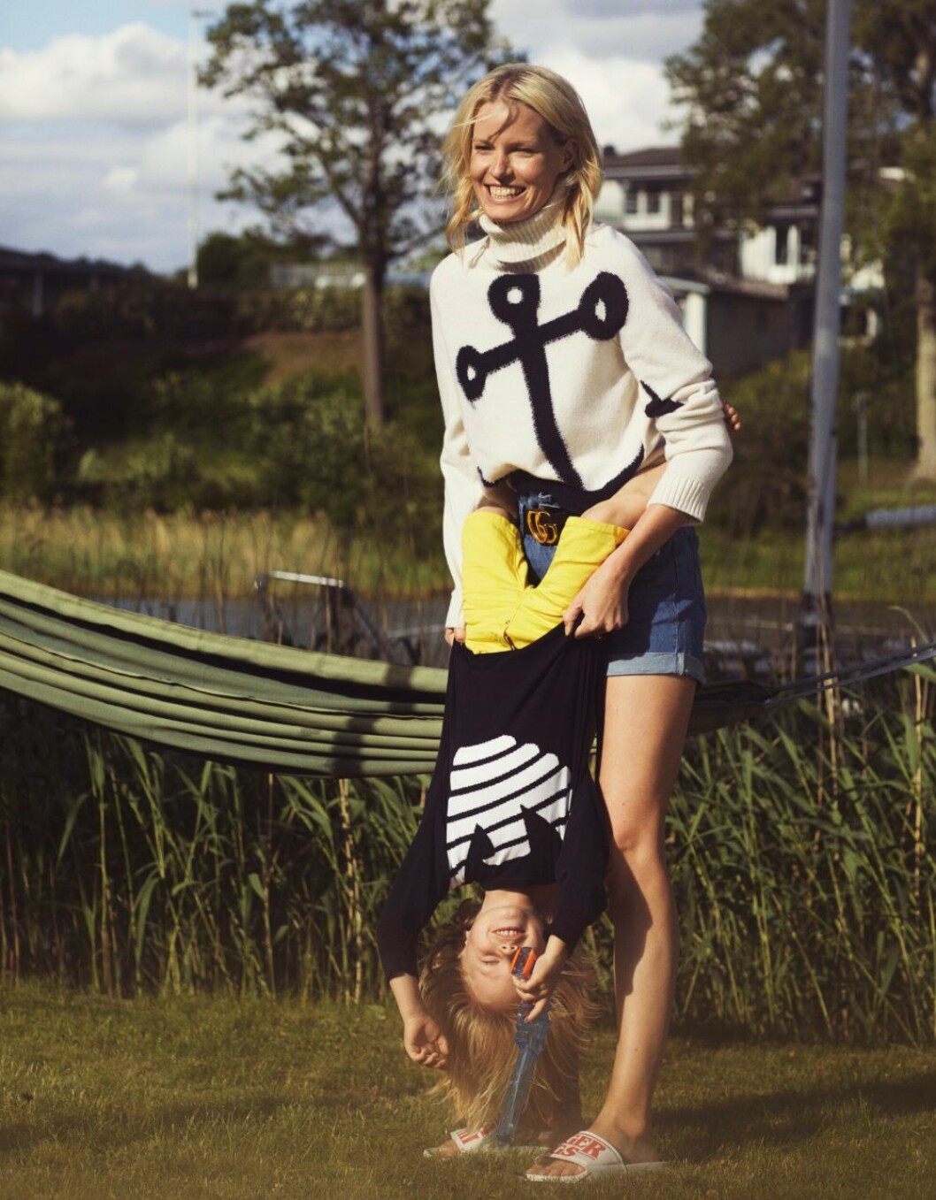 Caroline: Kashmirtröja med ankare, 4 916 kr, N°21. Jeanshorts, 230 kr, Zuiki. Bälte, 4 115 kr, Gucci. Tofflor, 170 kr, H&M. Casper: Tröja, 1 657 kr, Emporio Armani. Bermudashorts, 3 430 kr, Dsquared2. Caroline Winberg i exklusiv intervju i ELLE, Caroline tillsammans med sin son Casper