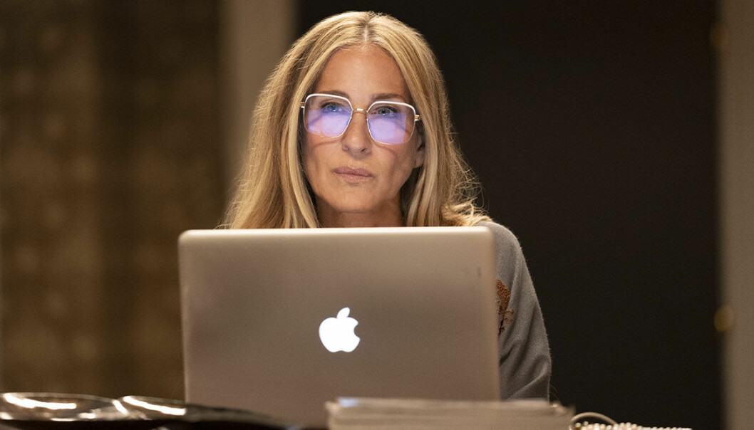 Carrie är poddare istället för kolumnist i <em>And just like that... </em>Det stoppar dock inte serieskaparna från en klassisk ”jag sitter och skriver på min mac”-scen. Carrie Bradshaw i nya SATC