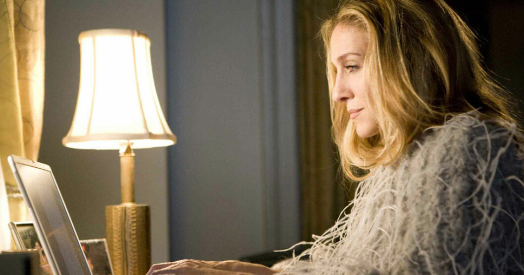 Har du svårt att stava vissa ord? Du är inte ensam om de här svenska orden som många har problem med. Carrie Bradshaw från Sex and the city framför sin dator.