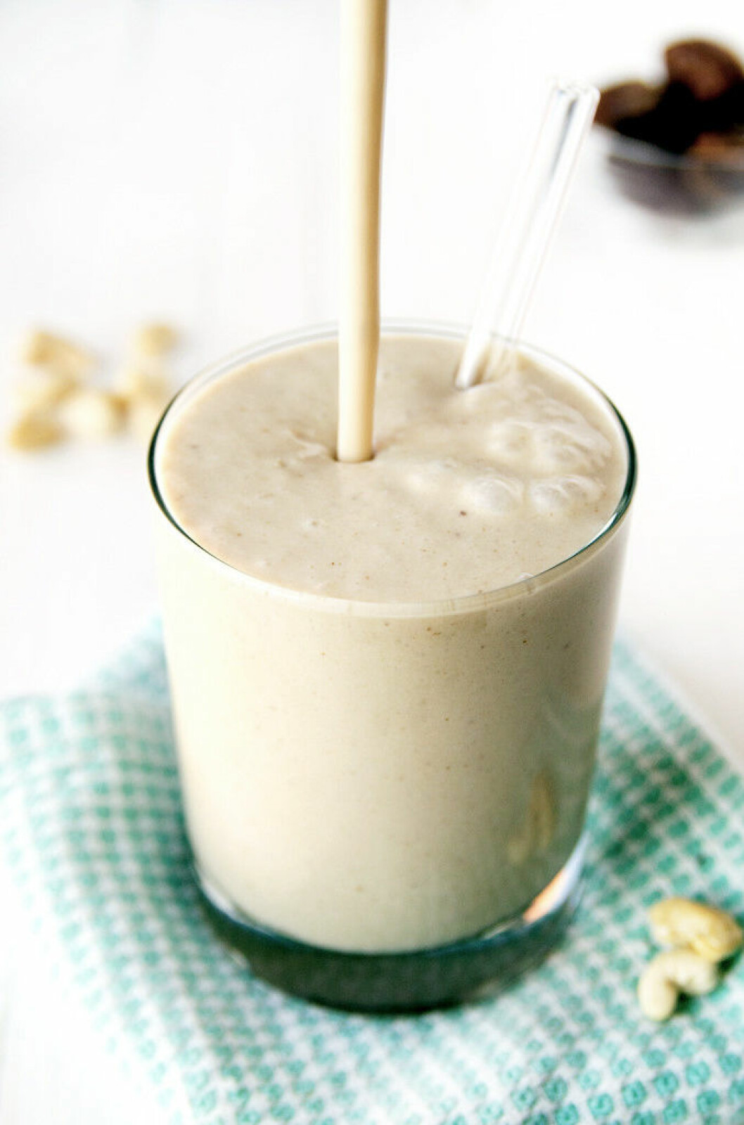 <em>Foto och recept: <a href="http://blissfulbasil.com/2015/02/11/creamy-cashew-caramel-smoothie/" target="_blank" rel="noopener">Blissful Basil</a></em> cashewsmoothie