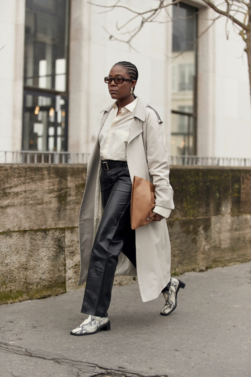 Elegant streetstyle-look med skinnbyxor och mönstrade boots. Streetstyle trenchcoat med skinnbyxor och skjorta.
