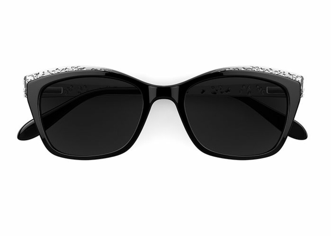 Cat-eye med silverkant:<a href="https://www.specsavers.se/glasogon/seychelles-sun-rx?sku=30519107" target="_blank" rel="noopener"> Specsavers Seychelles Sun RX</a> 995 kr.