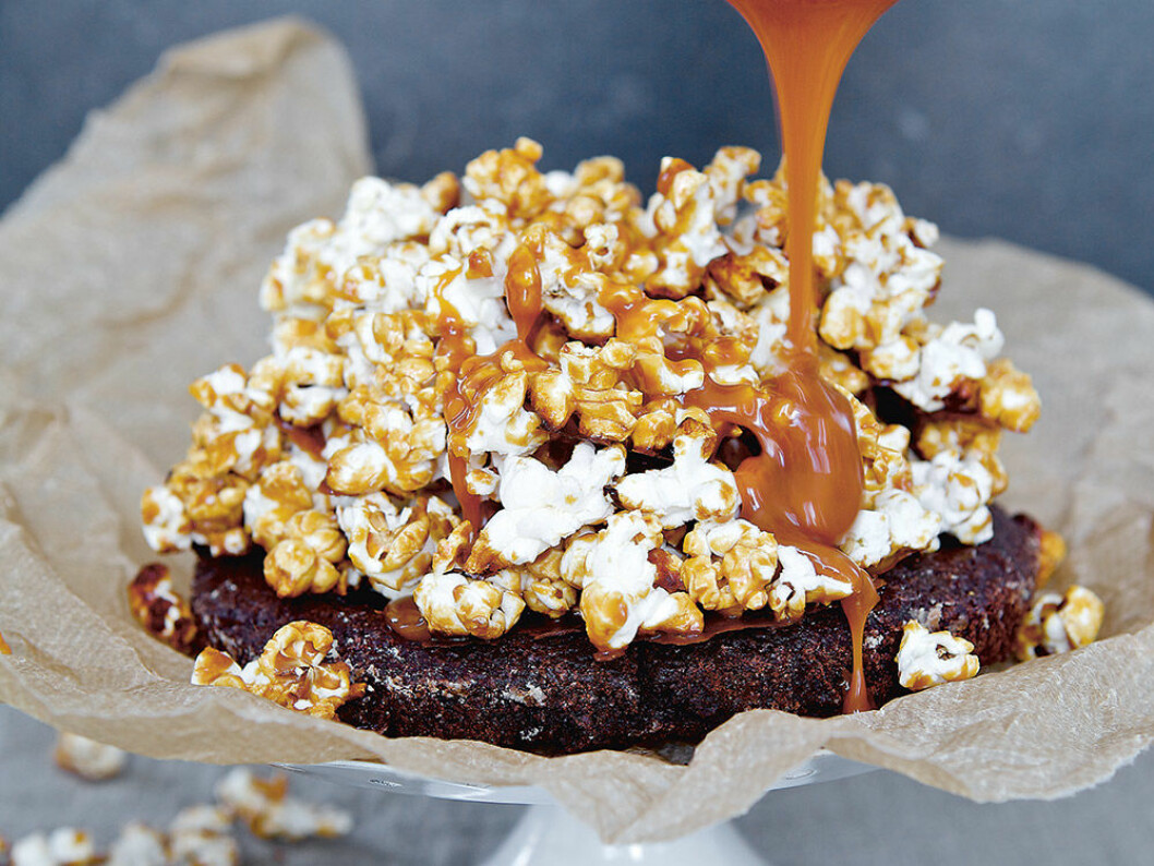 Chokladtryffeltårta med salta kolapopcorn. Chokladtryffeltårta med salta kolapopcorn.
