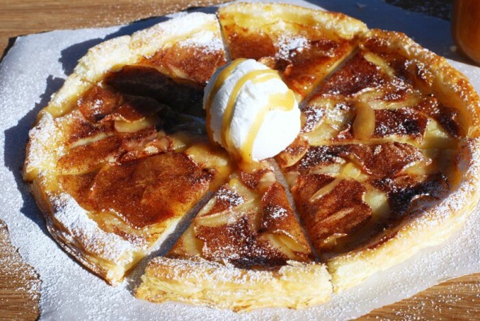 Catarina Königs recept på äppelpizza med salt kolasås och vaniljglass
