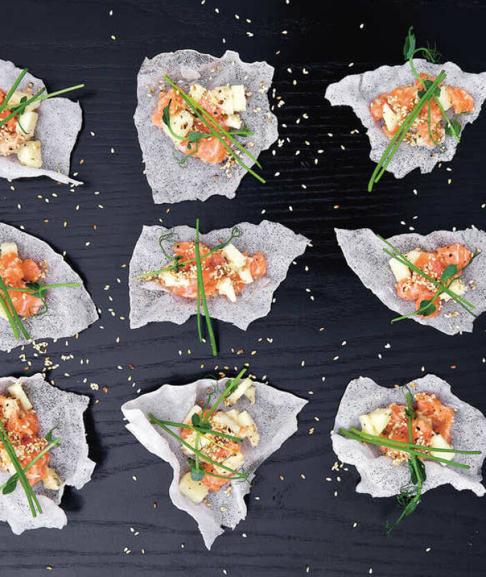 Catarina Königs recept på asiatisk laxtartar på friterat rispapper
