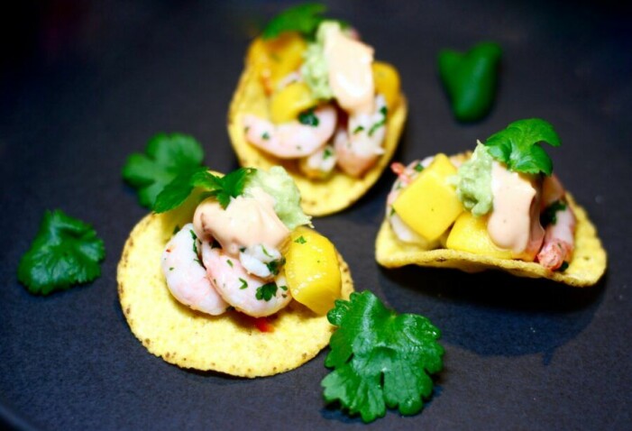 Catarina Königs recept på räk- och mangoceviche på krispiga nachos