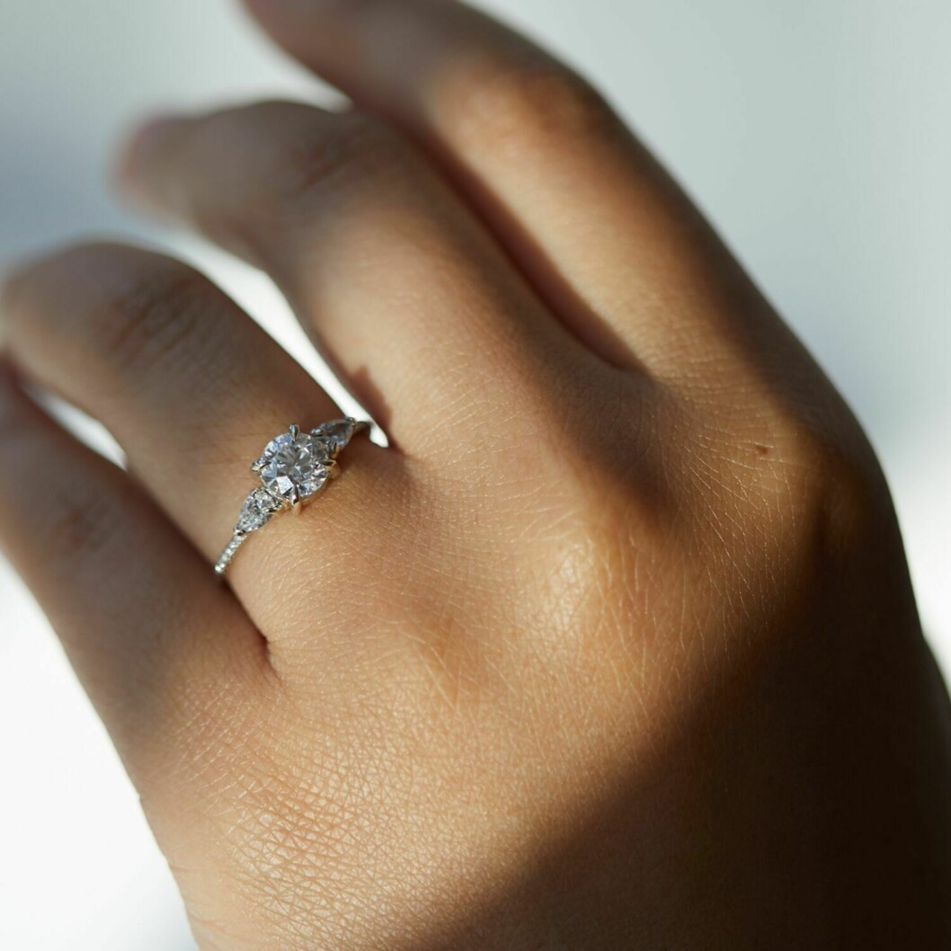 Foto: <a target="_blank" href="https://www.catbirdnyc.com/violette-the-swan-supreme-cultivated-diamonds.html">Catbird</a> Skyttens förlovningsring har många diamanter