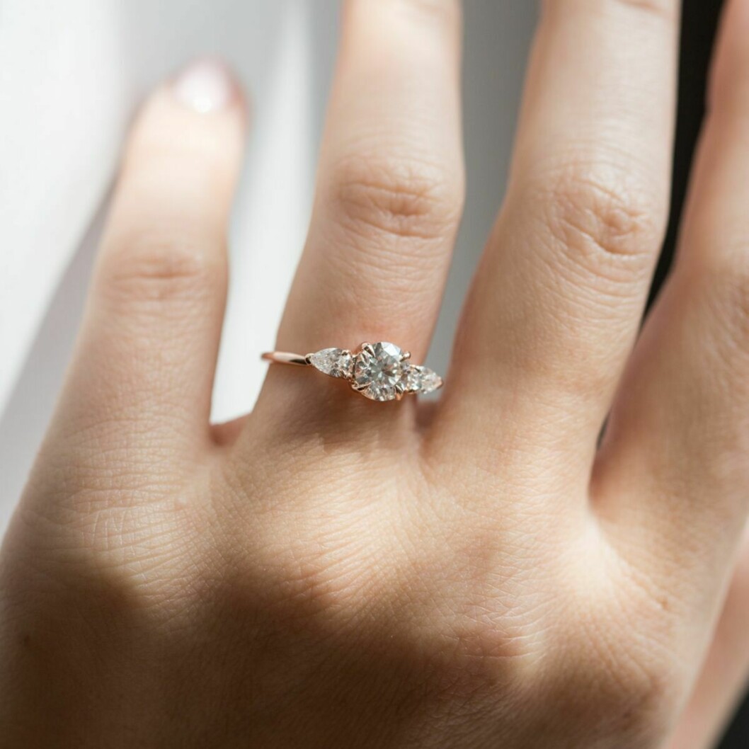 Foto: <a target="_blank" href="https://www.catbirdnyc.com/wedding-engagement/engagement-rings/juno-the-swan.html">Catbird</a> En ring med flera diamanter passar tvillingarnas stjärntecken