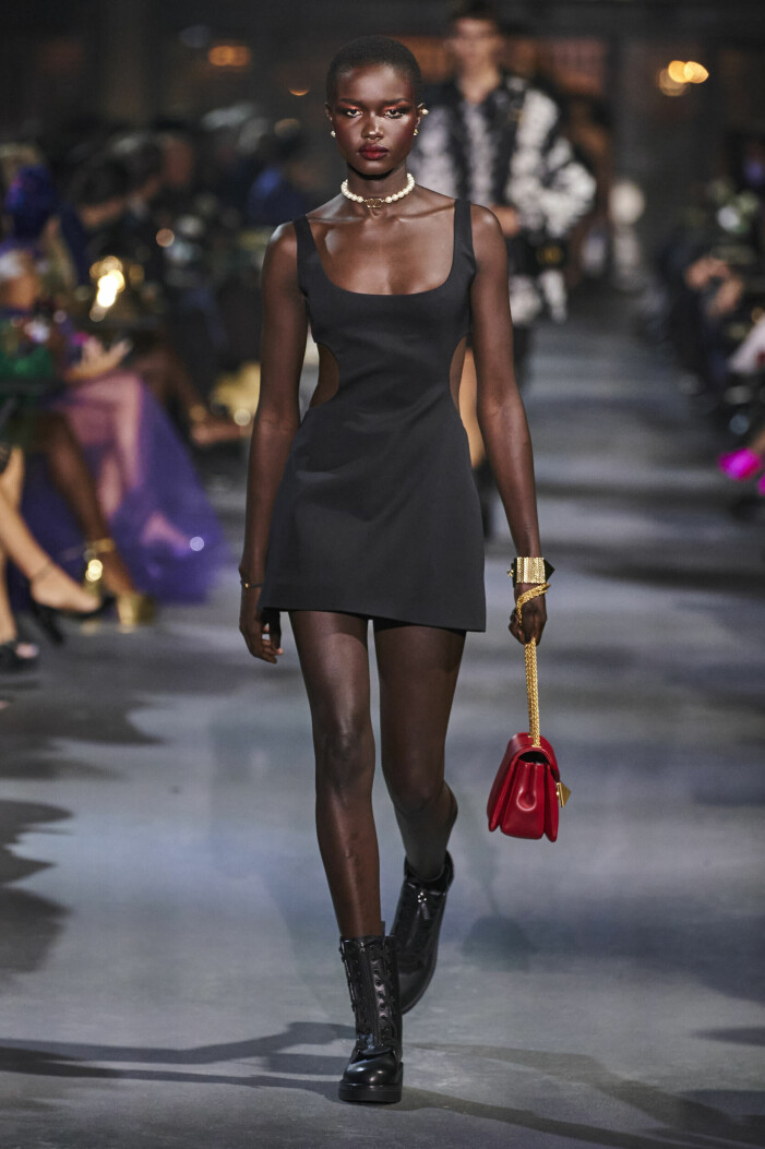 Vi såg flera minimalistiska sommarplagg med en twist hos Valentinos SS22-visning. catwalk från Valentino spring summer 2022