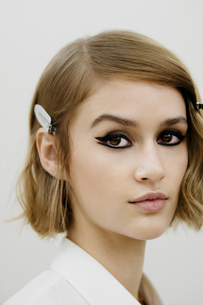 Eyeliner Stylo yeux waterpoof, nr 88, 300 kr. Makeuppensel Les pinceaux de Chanel, nr 202, 445 kr. Mascara Le révolution de Chanel i tonen Noir, 430 kr. Allt från Chanel.