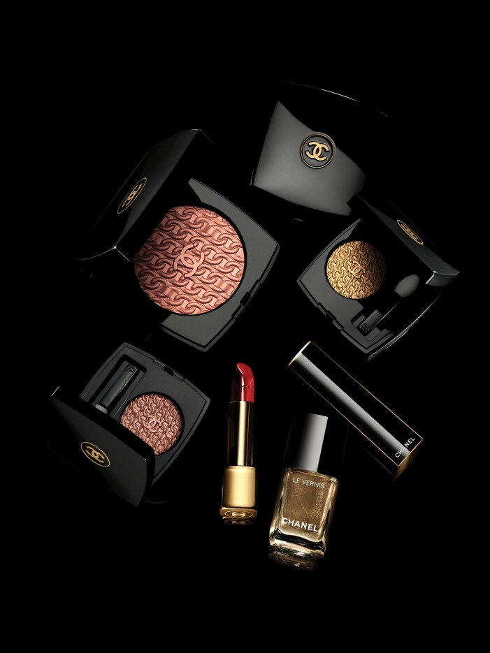 Chanels Holiday collection 2020 är inspirerad av den klassiska Chanel-kedjan i svart och guld.