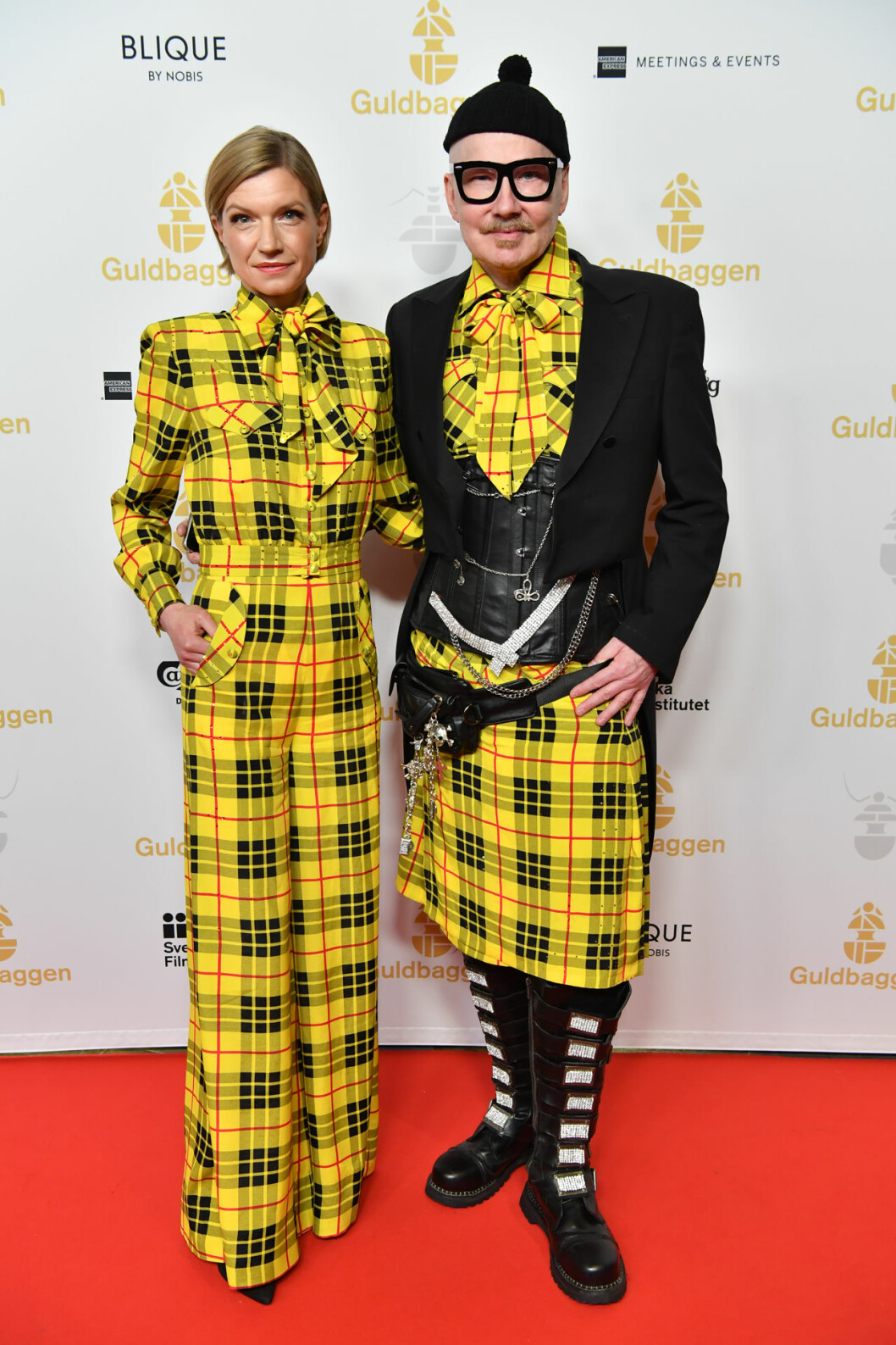 Cecilia Frode och designern Peter Englund. Cecilia Frode och designern Peter Englund på röda mattan på Guldbaggegalan 2020