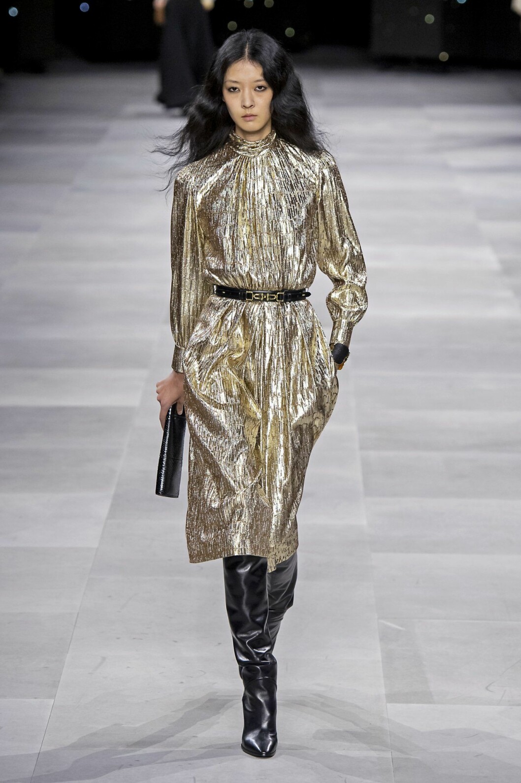Celine SS20. Gnistrande guld möter sotsvarta accessoarer.