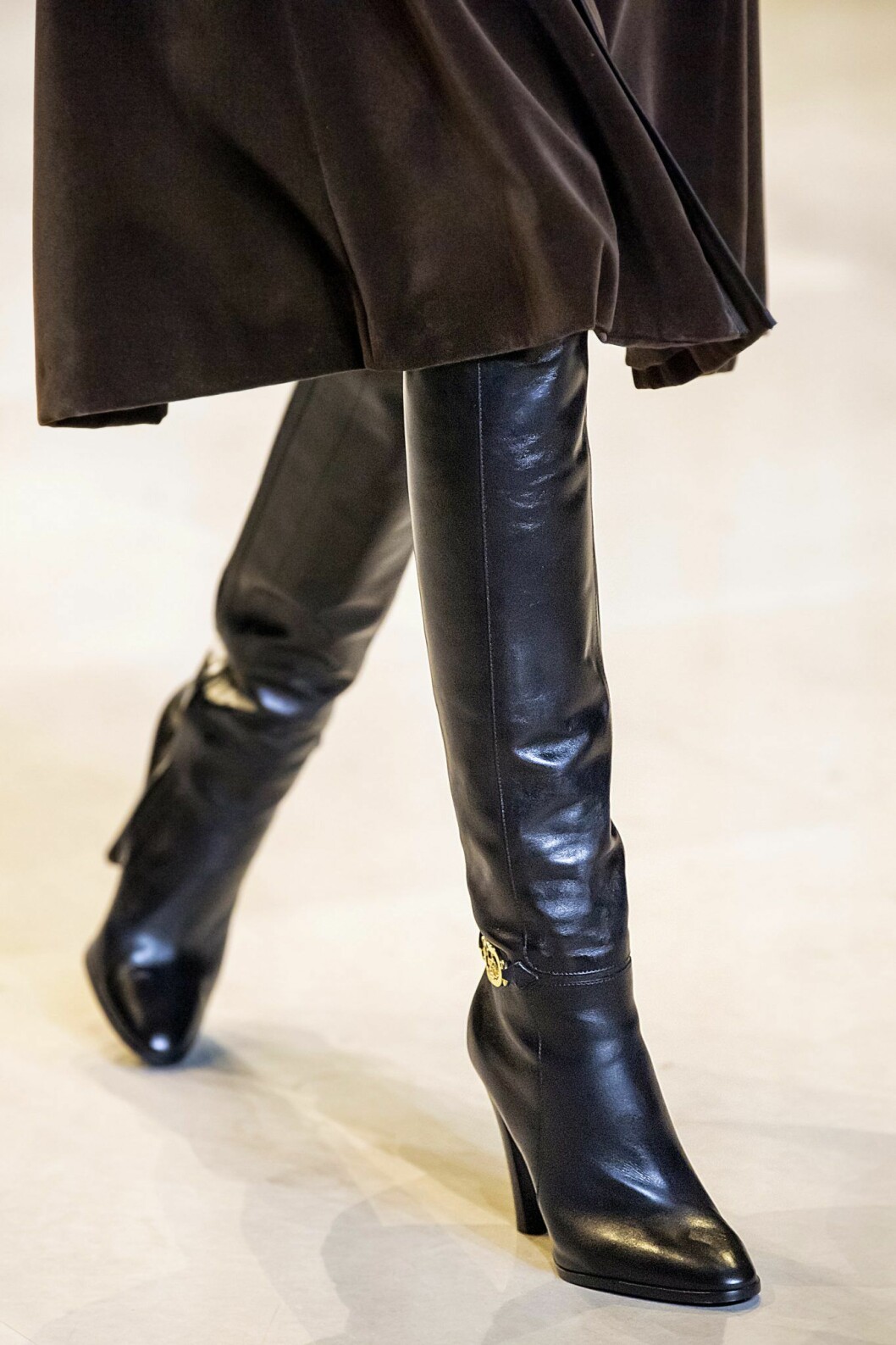 Celine By Hedi Slimane. Lårhöga skinnstövlar