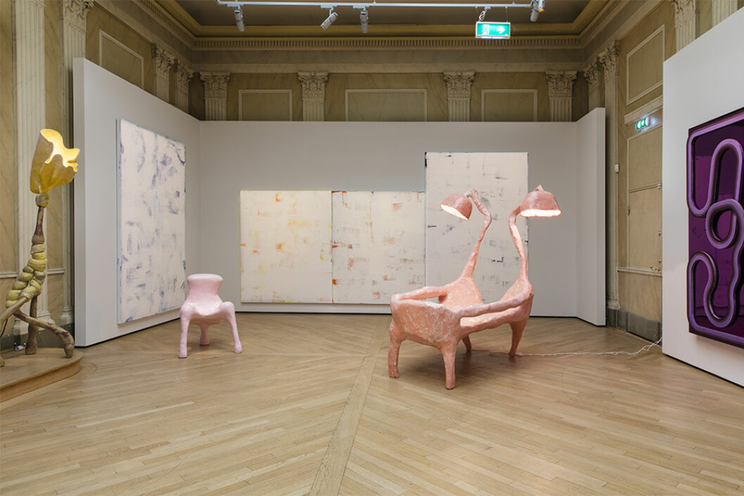 Enbart kvinnor är välkomna att prova Anna Aagaard Jensens möbler. Måleri av Richard Kennedy och till vänster en lampa av Orta Miklos. Foto: Annika Berglund CFHILL utställning januari 2020