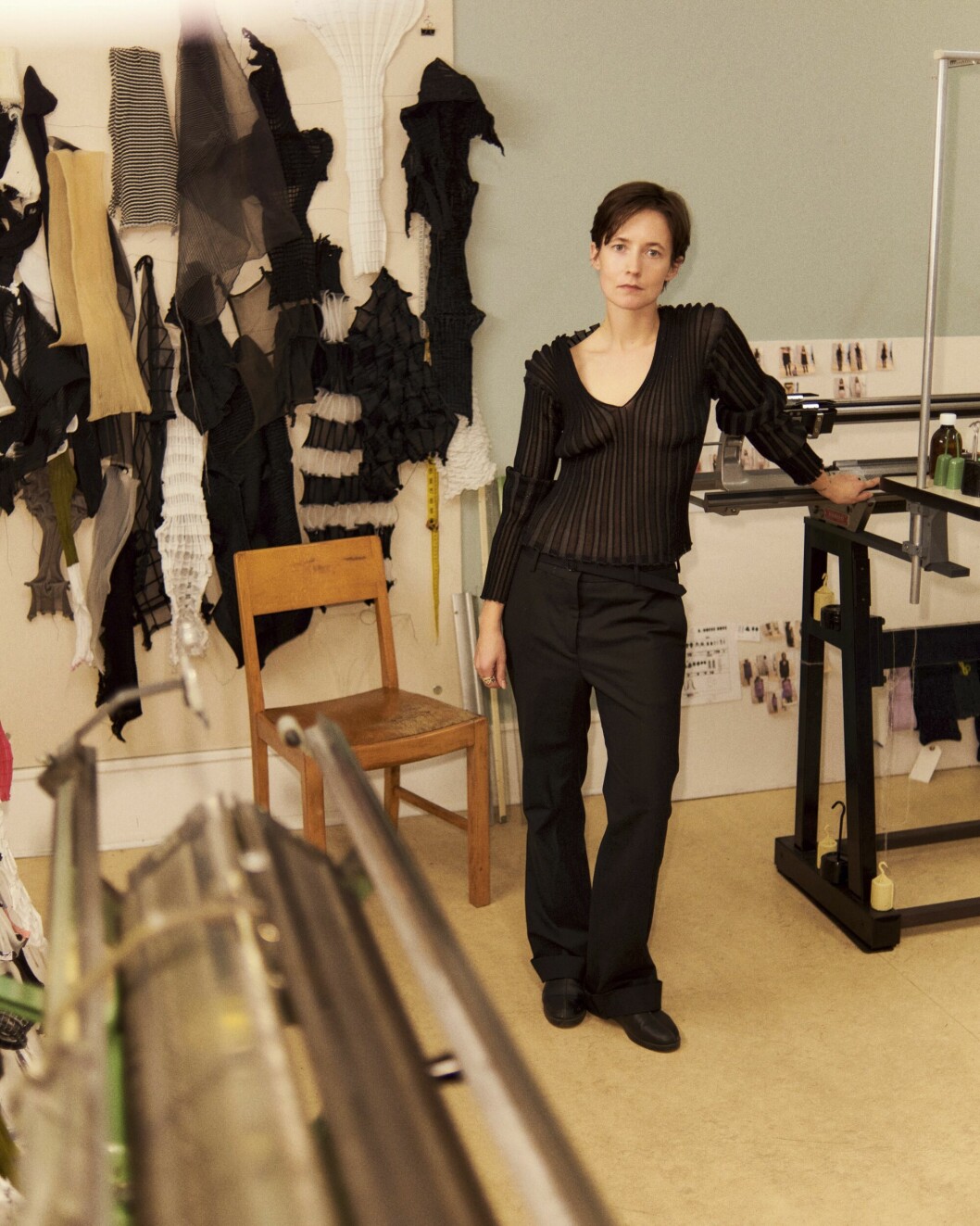 A. Roege Hove är en av åtta finalister till årets International Woolmark Prize. Vinnaren presenteras i april 2023. Amalie Røge Hove bakom danska märket.