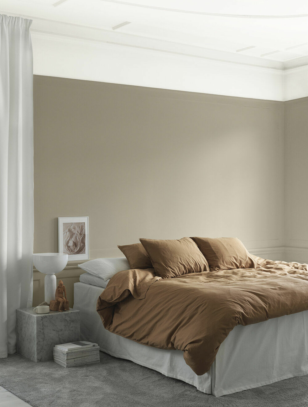 Beige och rofyllt i sovrummet med <em>4 Chai.</em> Foto: Alcro 4 Chai en beige färg från Alcro