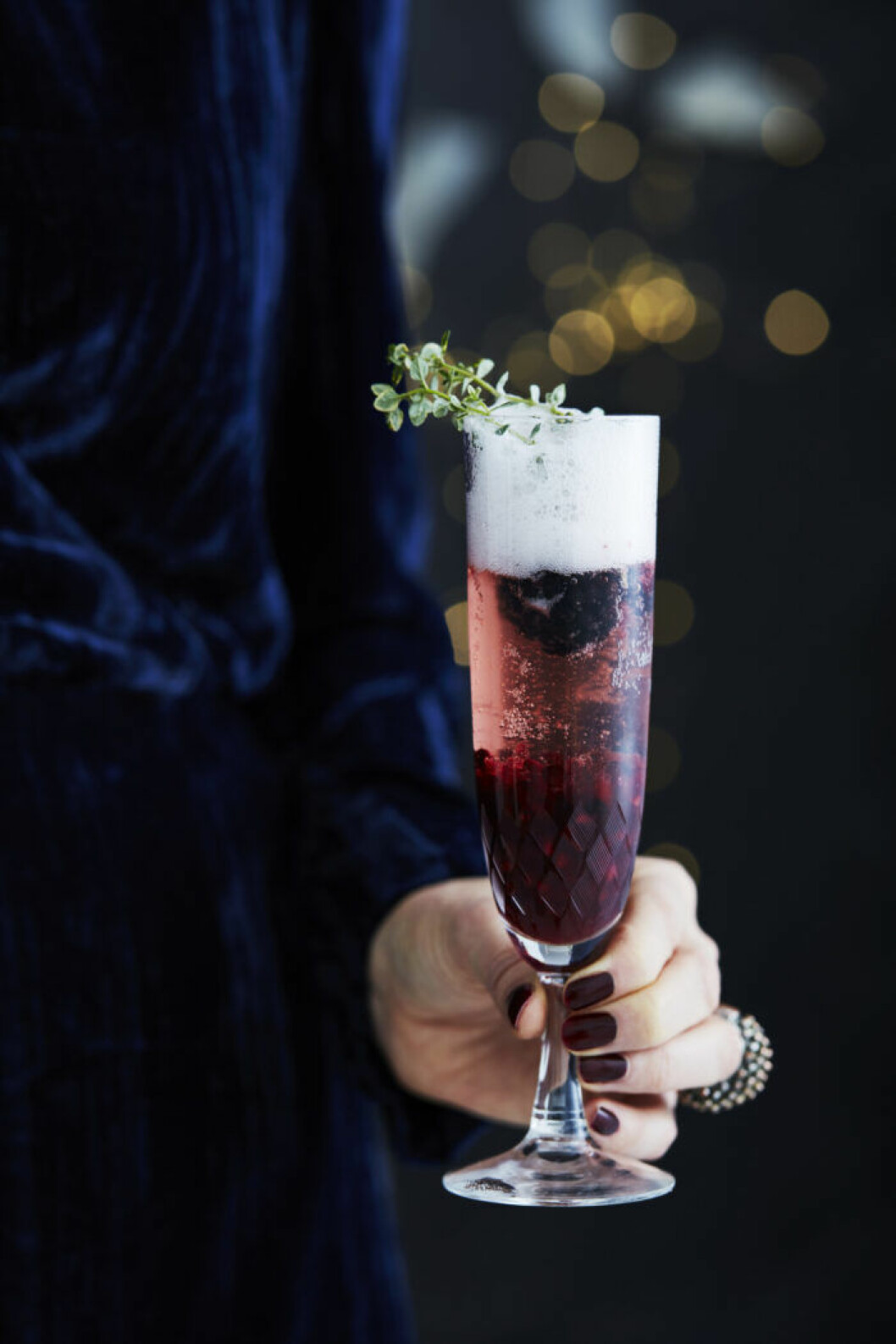 Champagnecocktail med björnbärssyrup. Recept på champagnecocktail med björnbärssyrup
