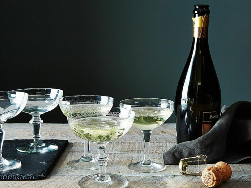 Via: <a href="http://food52.com/blog/12220-from-cup-to-coupe-a-history-of-our-favorite-champagne-glass" target="_blank" rel="noopener">food52</a> Coupeglas champagne