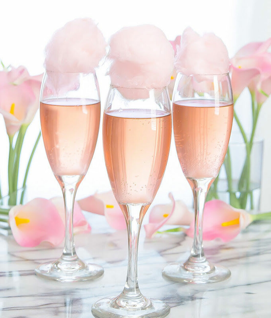 Via <a href="https://kirbiecravings.com/cotton-candy-champagne-cocktails/">Kirbiecravings.</a> Sötaste drinken – champagne med sockervadd.