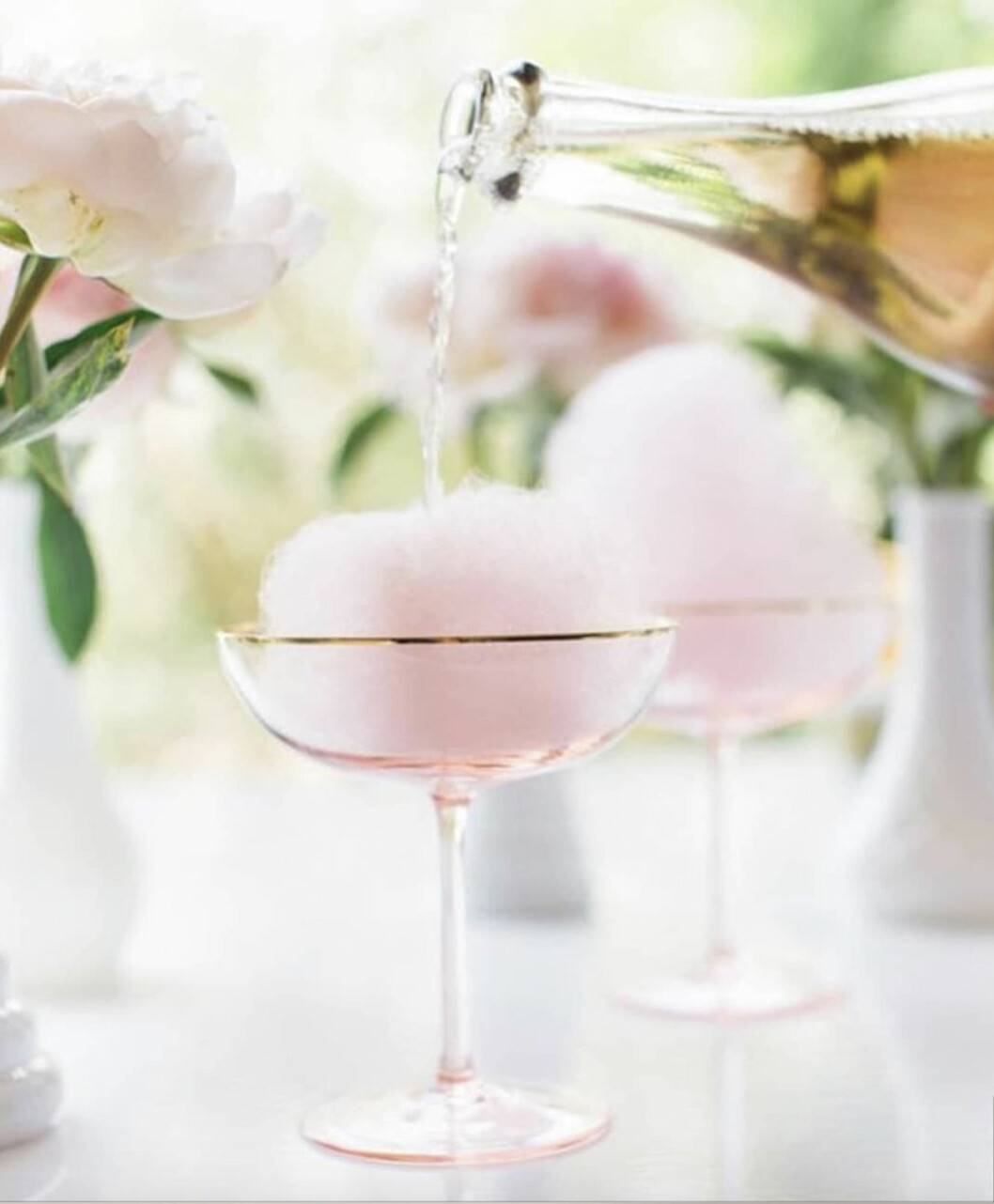 Foto via: <a href="https://laurenconrad.com/blog/2015/06/lovely-libations-cotton-candy-champagne-cocktail/" target="_blank" rel="noopener">Lauren Condrad</a> Fiskarna: Champagnedrink med sockervadd. Drink som passar stjärntecken